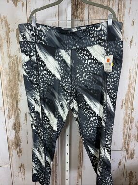NWT Pro Player, Black and White Abstract Leopard Print Leggings. Size 3X.